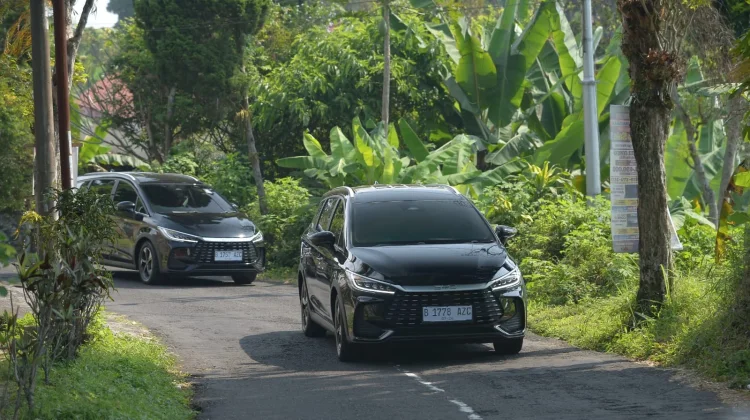 BYD M6 DM Buktikan Efisiensi Teknologi Dual Mode, Super Irit di Surabaya
