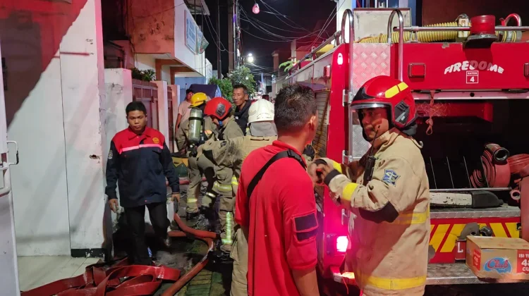 Diduga Puntung Rokok, Rumah di Jagir Surabaya Terbakar Hebat