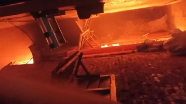 Diduga Puntung Rokok, Rumah di Jagir Surabaya Terbakar Hebat