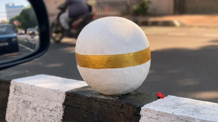 Seni dan Keamanan: Bola Beton di Trotoar Surabaya Bukan Sekadar Hiasan Jalan