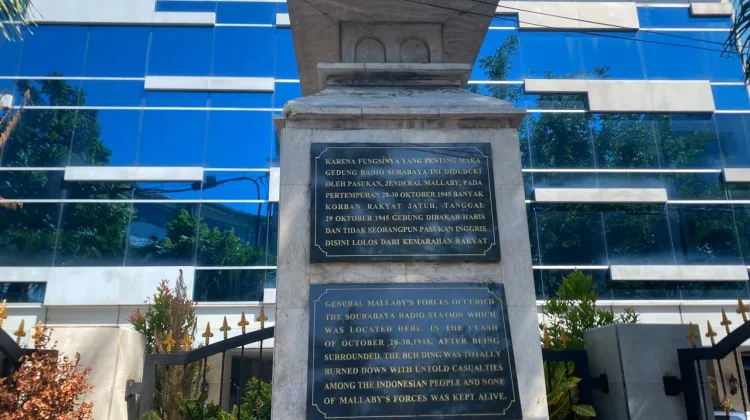 Menilik Tugu Sejarah di Depan RRI Surabaya: Saksi Bisu Sejarah