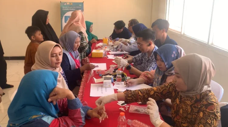 Universitas Hang Tuan Surabaya Gelar Pemeriksaan Diabet Gratis