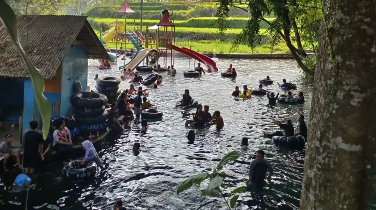 Libur Akhir Pekan Ramai, Wisata Sumber Maron Dipadati Pengunjung