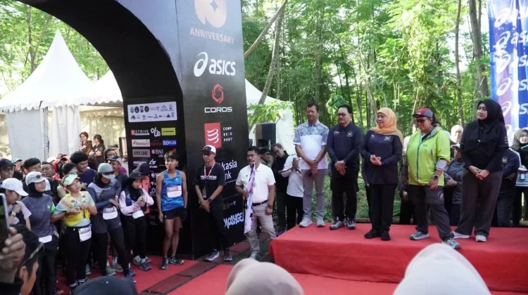 Khofifah Sambut Ribuan Pelari Dunia Taklukan Jalur Ekstrem Gunung Arjuno