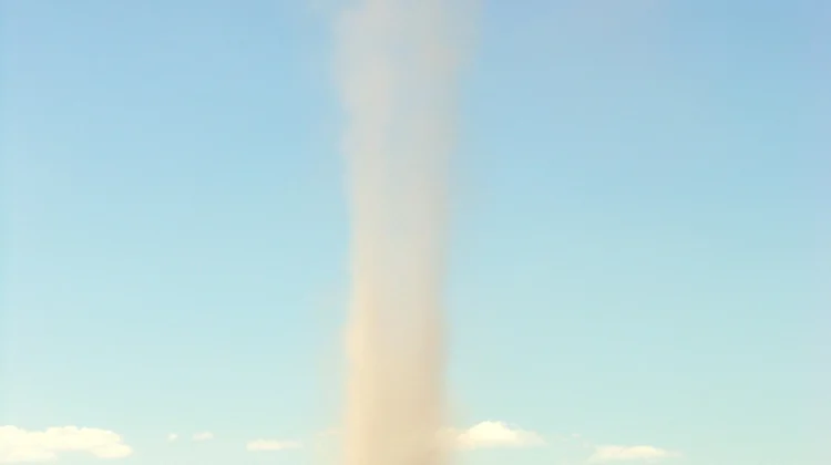 Fenomena Dust Devil Muncul di Kawasan Wisata Gunung Bromo