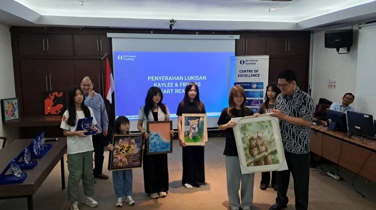 Seniman Muda Donasi Lukisan, Hibur Pasien Anak di RS Premier Surabaya