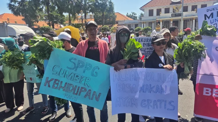 Aksi Dukung MBG di Grahadi, Massa Bagi-Bagi Sayur