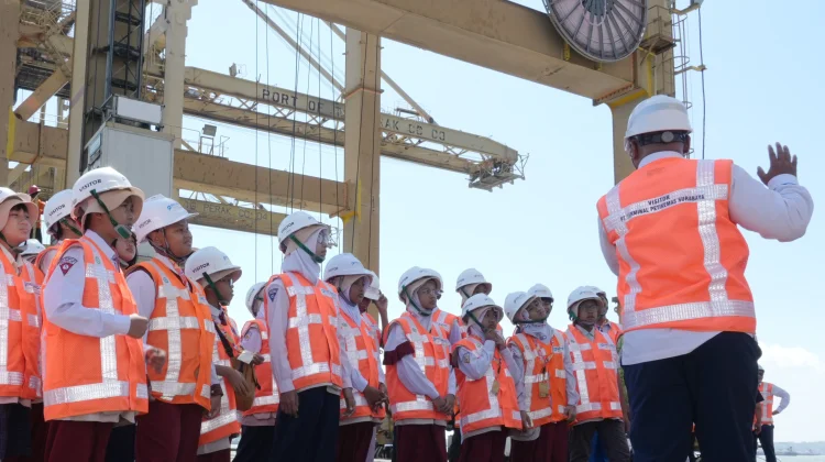 Pelindo, BNN, dan BPBD Kota Surabaya Ajak Anak Kenal Pelabuhan