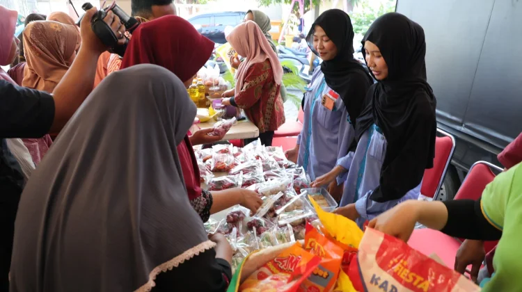 Pemkot Surabaya Gelar Pasar Murah, Warga Kedung Cowek Antusias Berbelanja