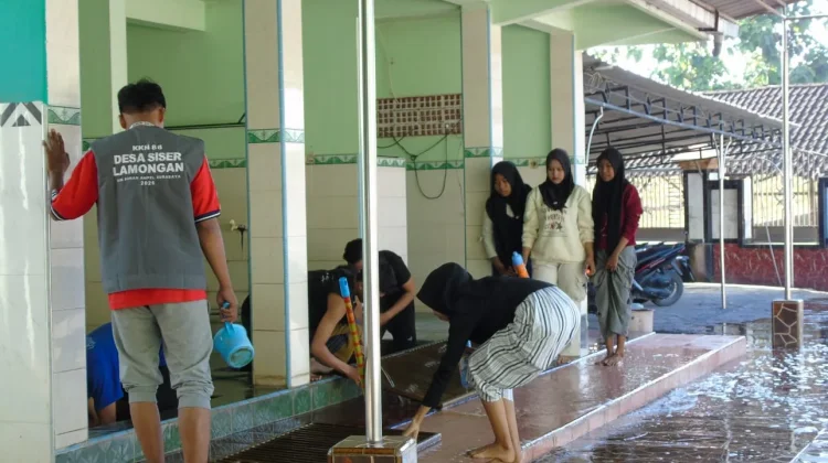 KKN 88 UINSA Gaungkan Gotong Royong lewat Aksi Bersihkan Masjid