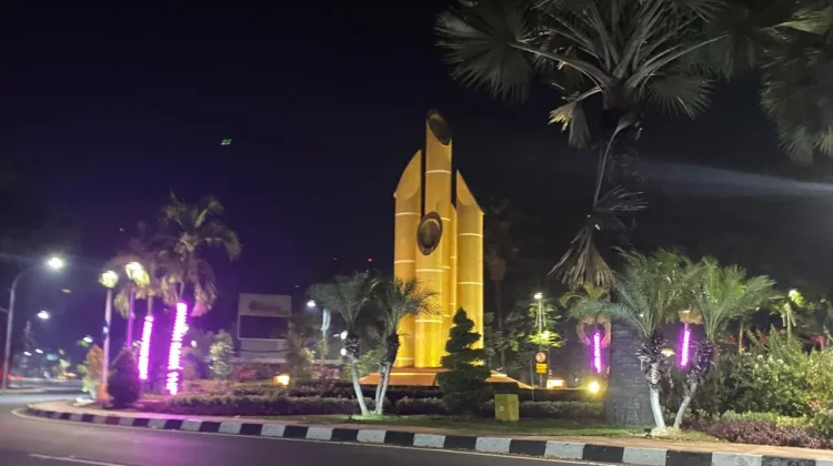 Gemerlap Malam Monumen Bambu Runcing: Tempat Nongkrong Komunitas Motor