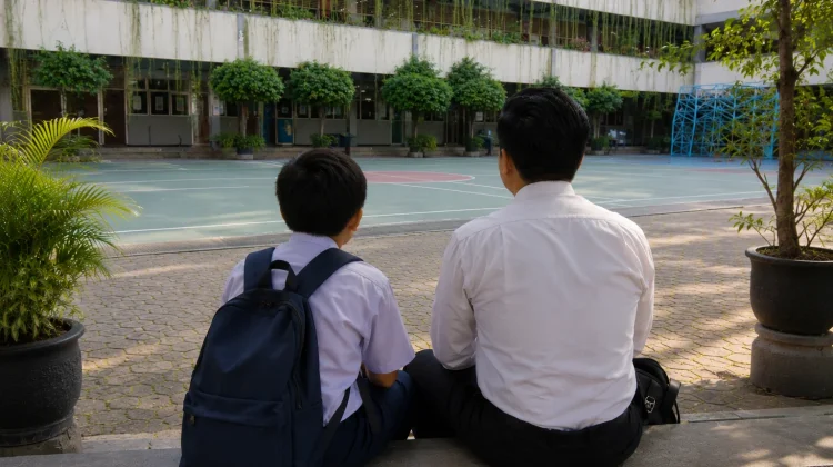 Dukungan Ayah Jadi Penyemangat di Hari Pertama Sekolah