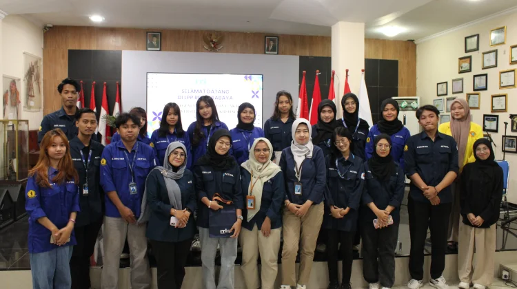 Belajar Langsung di RRI Surabaya, UKM Aktual UWKS Perdalam Dunia Jurnalistik Radio