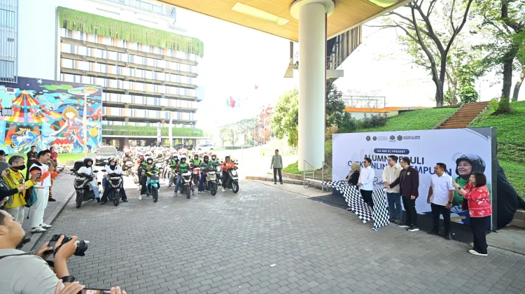 Ojol Perempuan Surabaya Terima Bantuan Helm dan Sembako