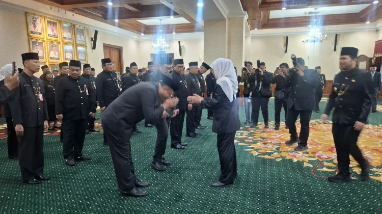 Lantik Pejabat Eselon II, Gubernur Khofifah Minta Maksimalkan Layanan Publik