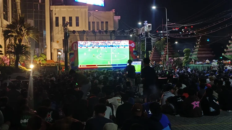 Ribuan Penggemar Bola Antusias Nobar Semifinal Piala Dunia di DPRD Jatim