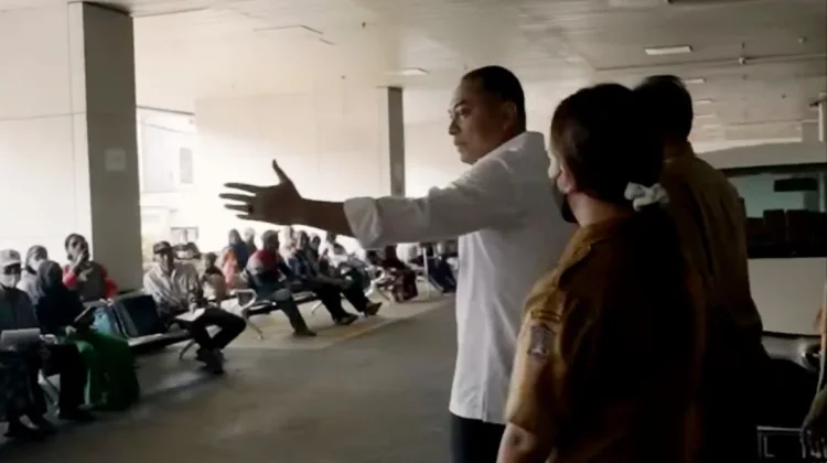Sidak RSUD Soewandhie, Wali Kota Eri Benahi Antrean, Farmasi, dan IGD