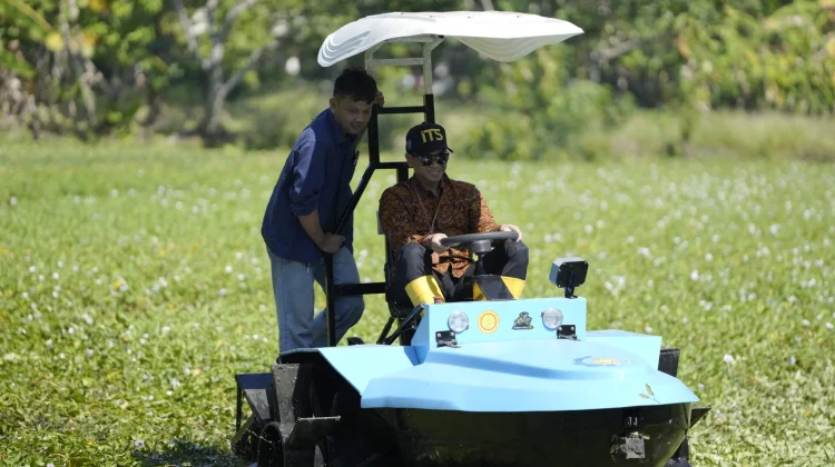 ITS Hadirkan Traktor Perahu Listrik untuk Lahan Gambut