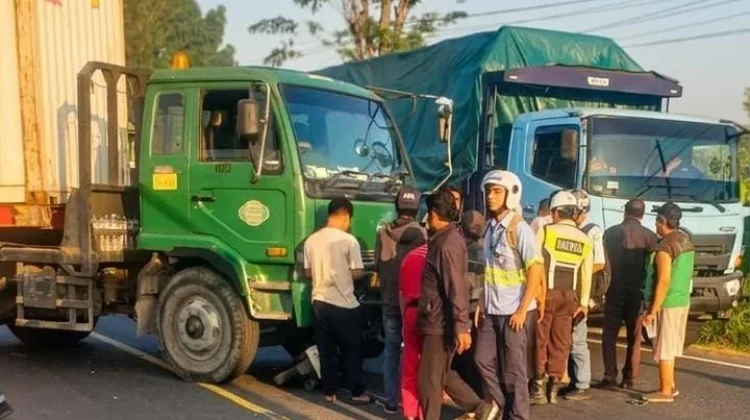 Hendak Berangkat Sekolah, Pelajar Balong Bendo Alami Patah Tulang Ditabrak Truk