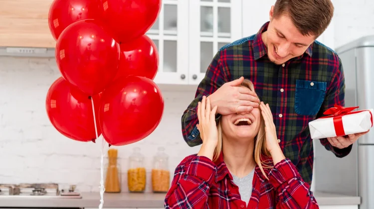 Jangan Terkecoh, Ini Beda Love Bombing dan Love Scam