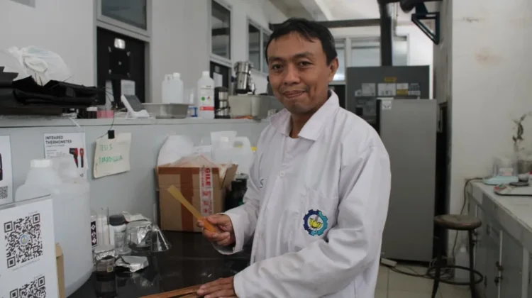 Kurangi Impor, Profesor ITS Kembangkan Material Komposit Berbasis Lokal