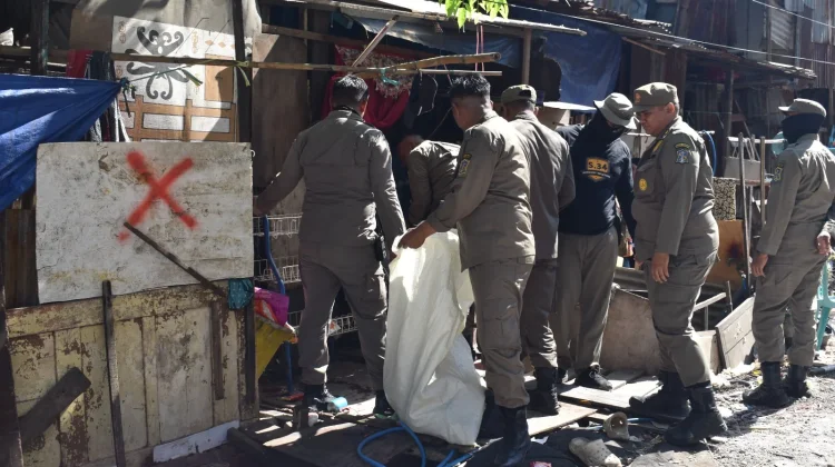 Pemkot Surabaya Tertibkan Lima Bangunan Liar di Jalan Jetis Kulon Pertolongan