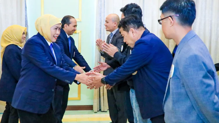 Khofifah Ajak Alumni UNAIR Perkuat Ekonomi Daerah