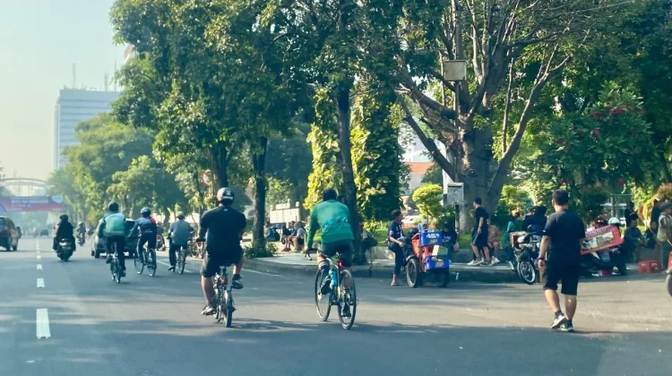 Mengisi Pagi Akhir Pekan, Warga Surabaya Menikmati Udara Segar di Kawasan Grahadi