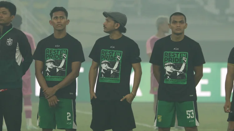 Persebaya Gelar Penghormatan untuk Andie Peci Laga Perayaan Ke-99