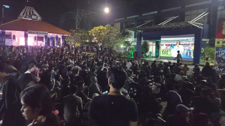Ratusan Warga Serbu Nobar Final Piala Dunia di Surabaya