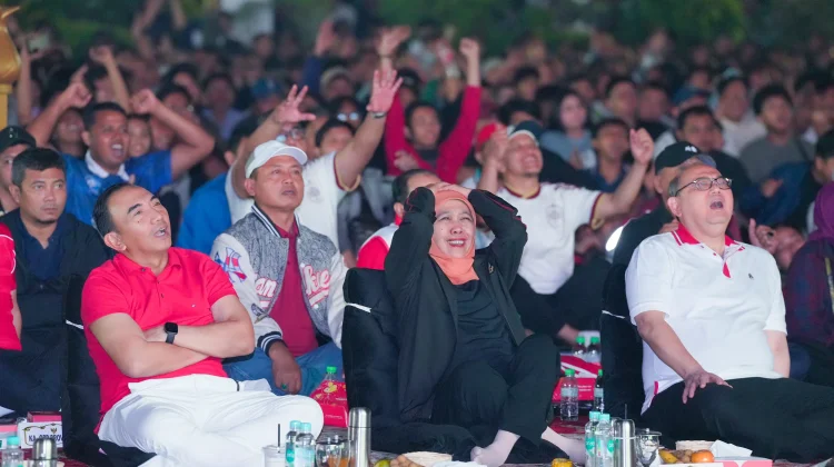 Bersama Ribuan Pecinta Bola, Khofifah Nobar Final Piala Dunia di Grahadi