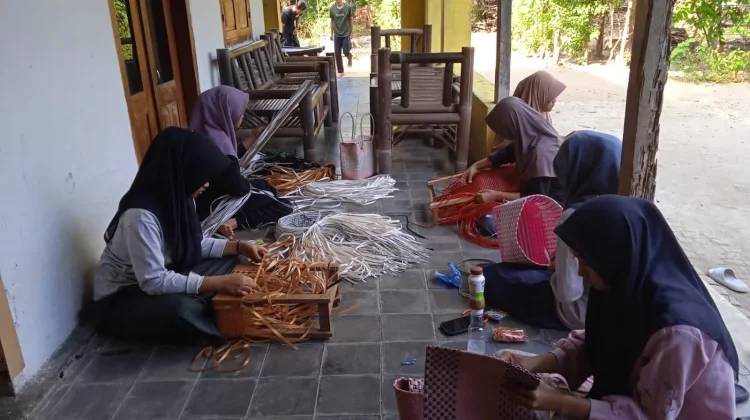 Santri Qotrul Falah Kembangkan Usaha Anyaman lewat OPOP Jatim