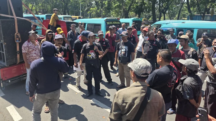 Sopir Angkot Geruduk Dishub Jatim Minta Halte Medaeng Tidak Digunakan Trans Jatim