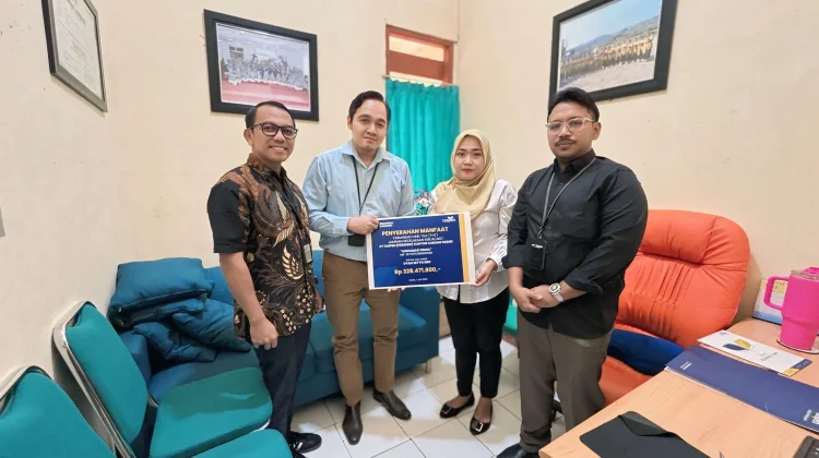 TASPEN KC Kediri Serahkan Manfaat THT dan JKK kepada Ahli Waris Kepala BPS Sidoarjo
