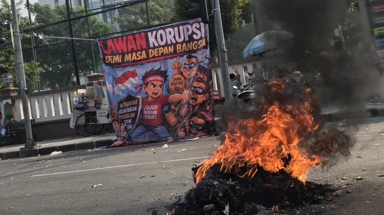 Demo AMI di Kejati Aksi Jatim Diwarnai Bakar Ban