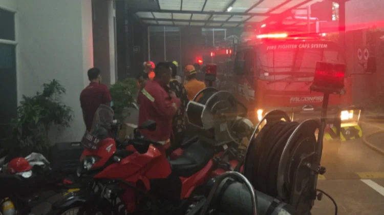 Sebuah Mobil Terbakar saat Terparkir di Basement Apartemen Jalan Pemuda