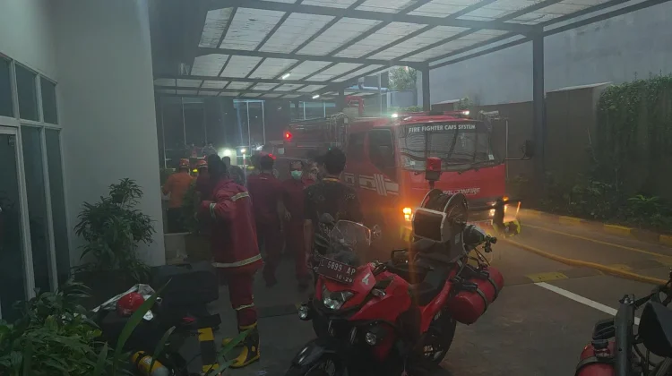 Polisi Pastikan Bukan Mobil Hybrid Terbakar di Parkiran Apartemen Pusat Kota