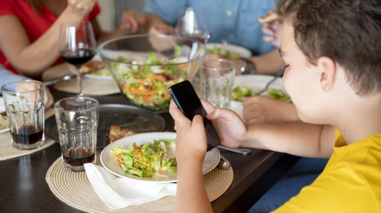 Kebiasaan Makan Sambil Main Hp Pengaruhi Perilaku Anak