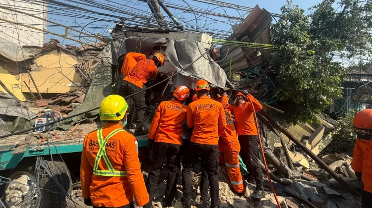 Truk Diduga Rem Blong Picu Kecelakaan Beruntun di Gempol