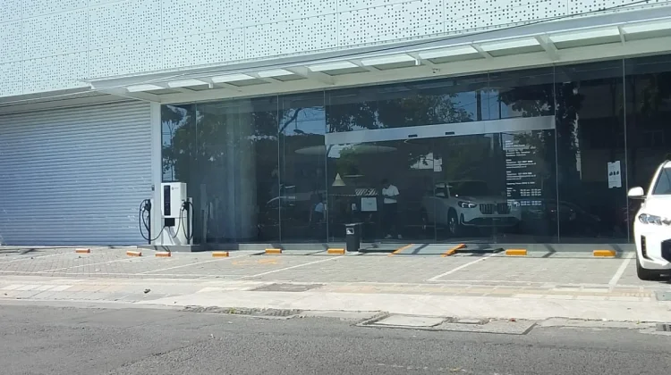Warga Keluhkan Kondisi Pedestrian Depan Plaza BMW dan MINI Arjuno