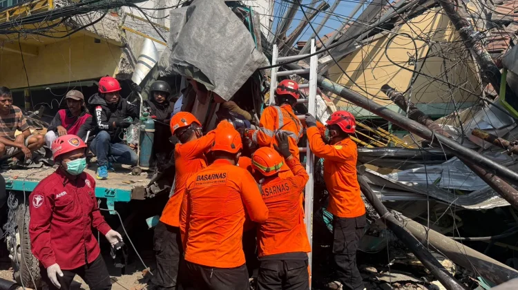 Evakuasi Sopir Truk Laka Gempol Berlangsung Tiga Jam