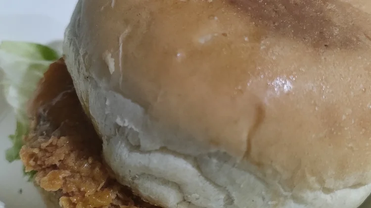 Burger Beef Crispy Jadi Favorit Anak Muda, Perpaduan Gurih dan Renyah