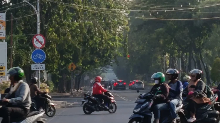 Perbaikan Jalan di Simpang DR Soetomo–Raya Darmo Tuai Apresiasi Warga