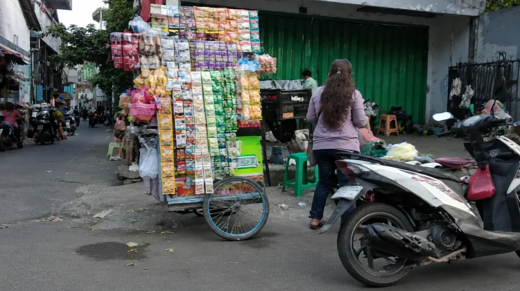 Satpol PP Perketat Pengawasan PKL di Pasar Tembok