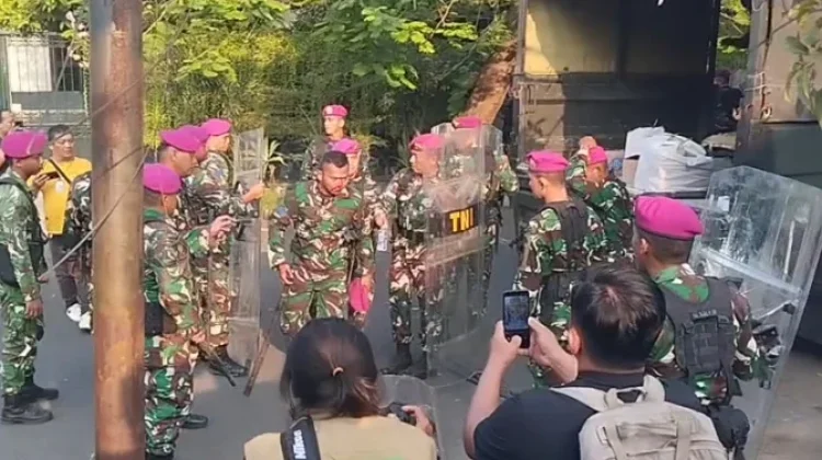 Masa Kelompok Silat Lempari Aparat Dekat Kantor Debt Collector Surabaya