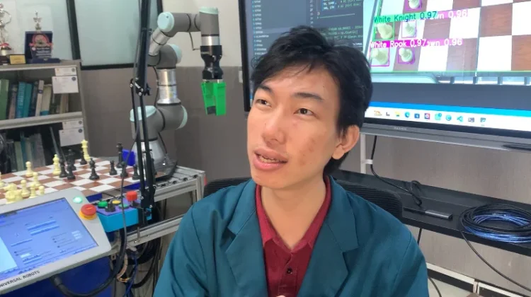Mahasiswa Teknik Elektro Ubaya Hadirkan Inovasi Robot Catur Berbasis AI