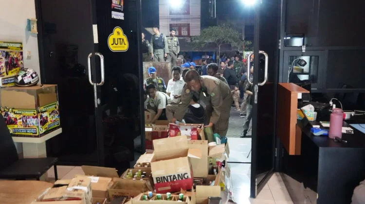 Razia Serentak, Ribuan Botol Miras Ilegal Disita di Sidoarjo