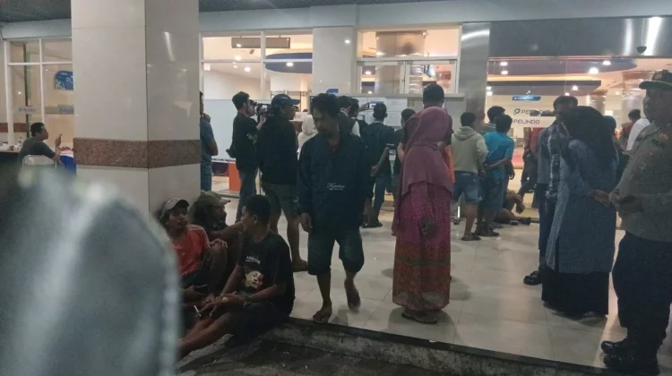 Keluarga Penumpang KM Mutiara Sentosa 2 Padati Tanjung Perak