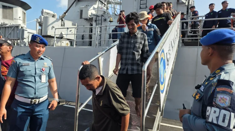 KRI Nala 363 Milik TNI AL Evakuasi 32 Korban Kebakaran KM Mutiara Sentosa II