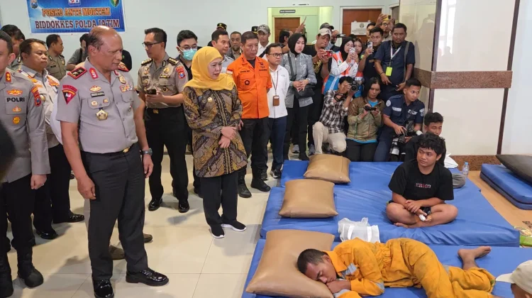 Tinjau Posko Korban KM Mutiara Sentosa II, Khofifah Jamin Penanganan Korban
